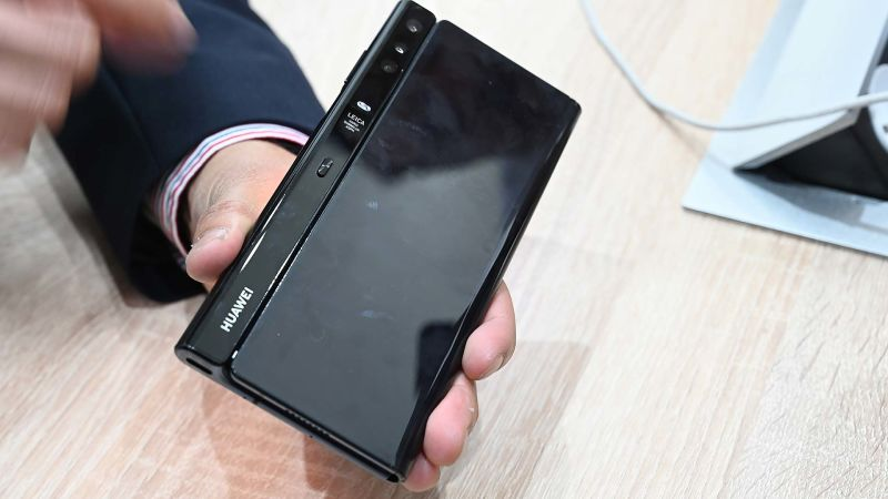 Cuando pulsas ese botón de en medio, el teléfonmo se abre unos 45º Foto: Sam Rutherford (Gizmodo)